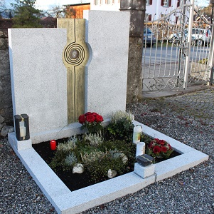 Grabstein Grabdenkmal Urnenplatte Vorarlberg Steinmetz Massivstein Brugger