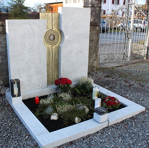 Grabsteine Grabmal Grabdenkmal Steinmetz Vorarlberg Massivstein Brugger Karl-Heinz