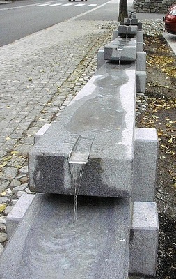 Dorfbrunnen Gemeindebrunnen ffentliche Brunnen groe Brunnen Naturstein Stein Wasser Bregenz Bludenz Feldkirch Dornbirn