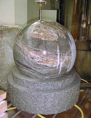 Zunftbrunnen Feldkirch Brunnen Zunftplatz eigene Produktion in Vorarlberg Gemeindebrunnen schwimmende Kugel Dornbirn Bludenz Feldkirch Bregenz