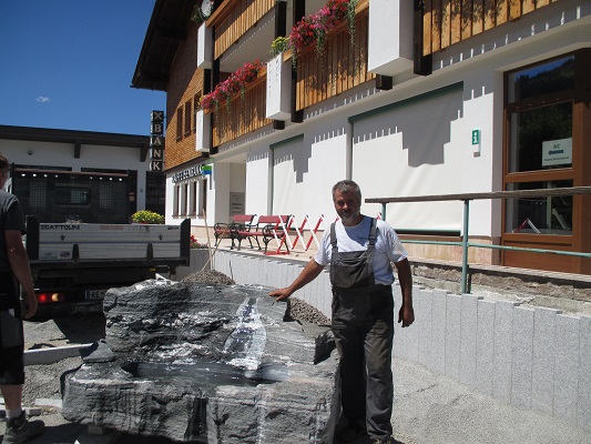 Dorfbrunnen Gemeindebrunnen Naturstein groe Brunnen Vorarlberg Tirol Schweiz sterreich Feldkirch Bludenz Bregenz Dornbirn