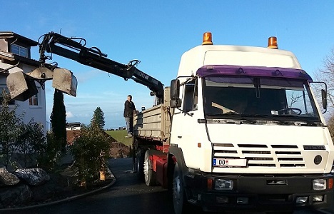 LKW Stei Transport Aushub Kran Kranarbeiten Pflaster-Vorbereitungen Zustellung