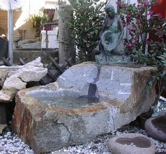 Brunnen mit Skulptur Stein Naturstein Gartenbrunnen Steinmetz sterreich Vorarlberg