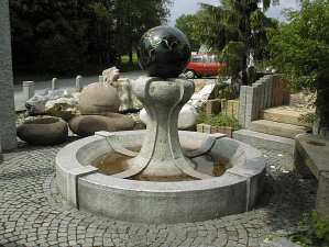 Brunnen Stein Weltkugel Naturstein Gartenbrunnen Steinmetz sterreich Vorarlberg