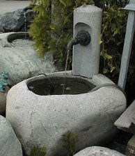 Brunnen mit Sule Stein Naturstein Gartenbrunnen Steinmetz sterreich Vorarlberg