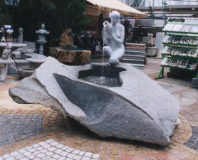 Brunnen mit Steinskulptur Stein Naturstein Gartenbrunnen Steinmetz sterreich Vorarlberg