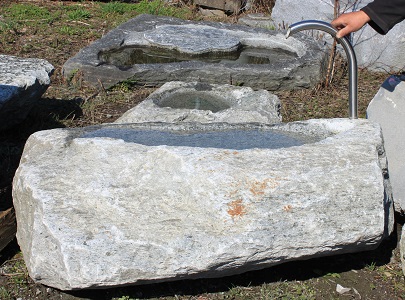 Gartenbrunnen Naturstein Brunnen Lustenau Dornbirn Bregenz Feldkirch Bludenz Vorarlberg Schweiz Wassereinlauf Wasserspiel Naturstein