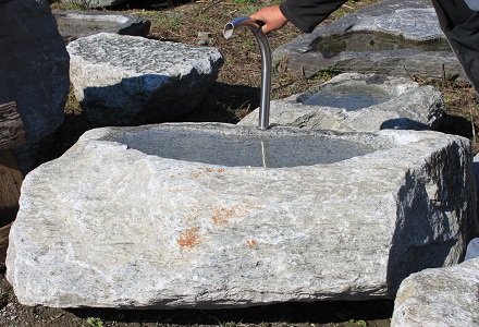 Gartenbrunnen Naturstein Brunnen Lustenau Dornbirn Bregenz Feldkirch Bludenz Vorarlberg Schweiz Wassereinlauf Wasserspiel Naturstein