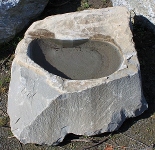 Wassertrog Brunnen Naturstein Stein Lustenau Dornbirn Bregenz Feldkirch Bludenz Vorarlberg Schweiz Vogelbad Vogelbdli