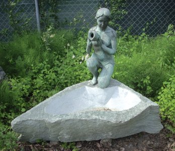 Brunnen mit Bronze Skulptur Stein Naturstein Gartenbrunnen Steinbrunnen Garten Granitbrunnen Granit Steinmetz sterreich Vorarlberg Lustenau Dornbirn Bregenz Feldkirch Bludenz Lech Zrs Hard Hchst Fuach Kennelbach Hohenems