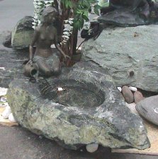 Brunnen Stein Naturstein mit Skulptur Gartenbrunnen Steinmetz sterreich Vorarlberg