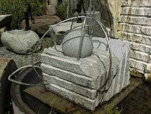 Brunnen Stein Schwimmende Kugel Naturstein Gartenbrunnen Steinmetz sterreich Vorarlberg