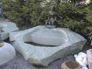 Treppen Brunnen Stein Naturstein mit Skultpuren Gartenbrunnen Steinmetz sterreich Vorarlberg