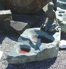 Brunnen Stein Naturstein Gartenbrunnen mit Skulptur Bronze Steinmetz sterreich Vorarlberg