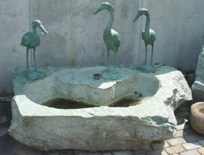 Reiher Vogel Brunnen Stein Naturstein Gartenbrunnen Steinmetz sterreich Vorarlberg