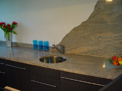 Kchenarbeitsplatte mit Rckwand aus Granit marmoriert mit Abtropfrillen und Unterbau-Waschbecken - Kchenarbeitsplatten Kchenplatten Steinplatten Granitplatten Granitarbeitsplatten Kchenabdeckplatten Kchenabdeckung Steinabedeckung