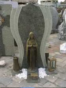 Grabstein aus Serpentin mit betender Madonna Lustenau Dornbirn Bregenz Feldkirch Bludenz Vorarlberg