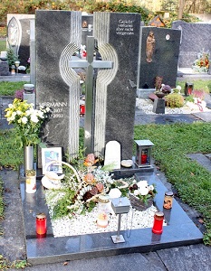 individueller moderner Grabstein aus Granit mit Edelstahl Kreuz Lustenau Dornbirn Bregenz Feldkirch Bludenz Vorarlberg