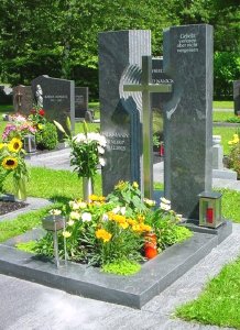 individueller moderner Grabstein aus Granit mit Edelstahl Kreuz Lustenau Dornbirn Bregenz Feldkirch Bludenz Vorarlberg