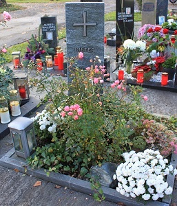 Grabstein mit Grabeinfassung und aufgesetzter Schrift Lustenau Dornbirn Bregenz Feldkirch Bludenz Vorarlberg