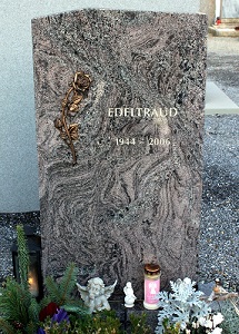 Grabstein aus buntem Granit mit Bronze-Gruss Rose Steinmetz Dornbirn Lustenau Hard Bregenz