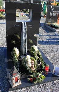 moderner Grabstein mit Brunnen Wasserlauf Wasserfall Wasser Grabmal