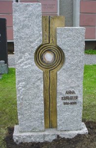 moderner Grabstein rustikal aus hellem Granit mit Lebenspirale und Achatscheibe Lustenau Dornbirn Bregenz Feldkirch Bludenz Vorarlberg