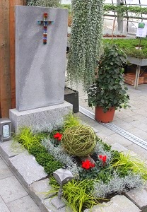 Grabstein Granit kreativ modern Kreuz Grabmal Denkmal
