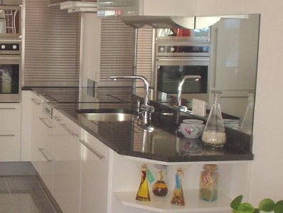 Granitarbeitsplatte für die Küche mit Spiegel-Rückwand Küchenabdeckung Granitarbeitsplatte Granitplatte Steinplatte