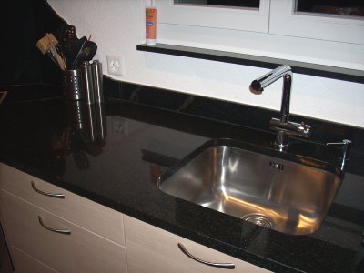 Küchenabdeckplatte aus schwarzem Granit mit Unterbau Waschbecken  Küchenabdeckung Granitarbeitsplatte Granitplatte Steinplatte Küchenarbeitsplatte