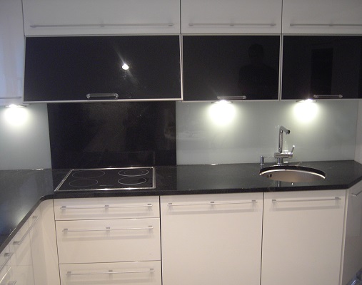 Kche mit Steinplatte aus dunklem Granit mit Unterbau Waschbecken mit Glas-Rckwand und Stein-Rckwand Kchenabdeckung Granitarbeitsplatte Granitplatte Steinplatte Kchenplatte Kchenarbeitsplatte