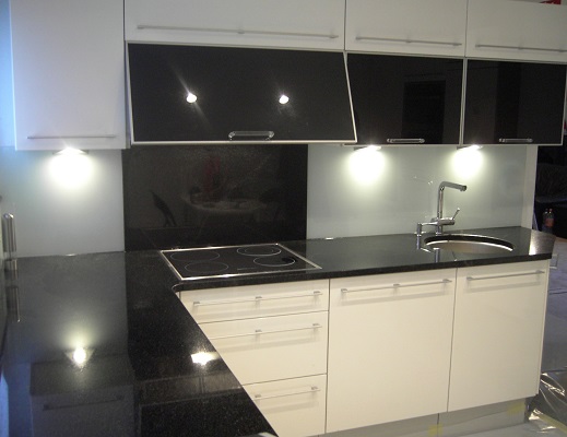 Kchenplatte aus dunklem Granit mit Unterbau Waschbecken mit Glas-Rckwand und Stein-Rckwand Kchenabdeckung Granitarbeitsplatte Granitplatte Steinplatte Kchenplatte Kchenarbeitsplatte