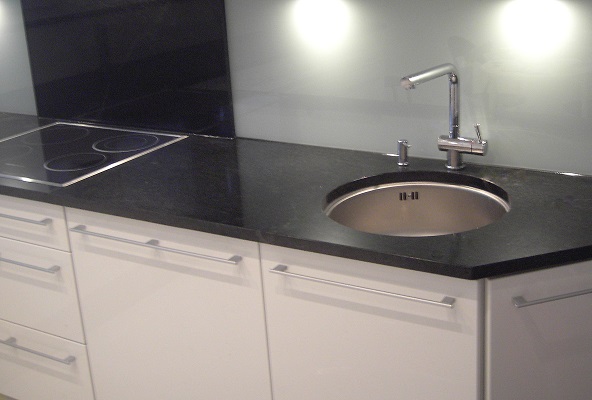 Steinplatte aus dunklem Granit mit Unterbau Waschbecken mit Glas-Rckwand und Stein-Rckwand Kchenabdeckung Granitarbeitsplatte Granitplatte Steinplatte Kchenplatte Kchenarbeitsplatte