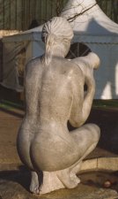 Skulptur aus frostbeständigem hellem Marmor aus Österreich - in Eigenproduktion hergestellt von Steinmetz Meister Brugger Karl-Heinz - Massivstein.at in Lustenau Vorarlberg West-Österreich