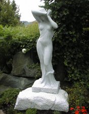 Skulptur aus weißem frostbeständigem österreichischen Marmor in Eigenproduktion hergestellt vom Steinmetz Meister Massivstein.at in Lustenau Vorarlberg Österreich 