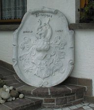 Familien-Wappen hergestellt in Eigenproduktion durch Steinmetz Meister Brugger Karl-Heinz in Vorarlberg Lustenau aus österreichischem hellem Marmor
