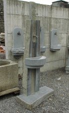 Wandbrunnen aus Granit - in Eigenproduktion hergestellt vom Steinmetz Meister Karl-Heinz Brugger - Massivstein.at in Lustenau Vorarlberg Österreich