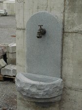 Rustikaler Wandbrunnen aus Granit vom Steinmetz Meister Karl-Heinz Brugger - Massivstein.at in Lustenau Vorarlberg Österreich