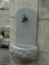 Rustikaler Wandbrunnen aus Granit vom Steinmetz Meister Karl-Heinz Brugger - Massivstein.at in Lustenau Vorarlberg sterreich