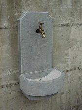 Wandbrunnen aus Granit mit Wasserhahn - in Eigenproduktion hergestellt vom Steinmetz Meister Karl-Heinz Brugger - Massivstein.at in Lustenau Vorarlberg sterreich