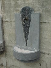 Moderner Wandbrunnen aus Granit - in Eigenproduktion hergestellt vom Steinmetz Meister Karl-Heinz Brugger - Massivstein.at in Lustenau Vorarlberg Österreich