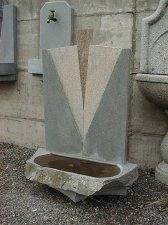Moderner Wandbrunnen aus verschiedenen Graniten - in Eigenproduktion hergestellt vom Steinmetz Meister Karl-Heinz Brugger - Massivstein.at in Lustenau Vorarlberg Österreich